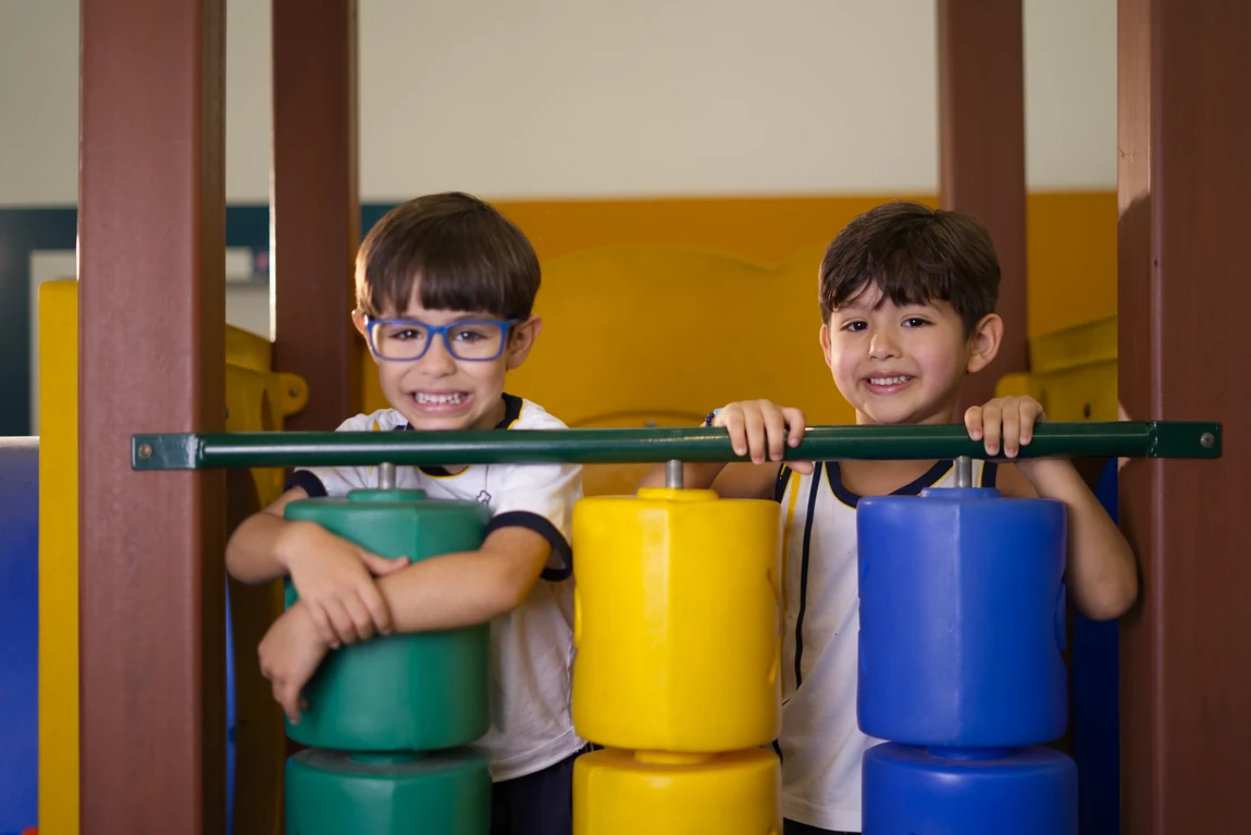 Crianças da Educação Infantil do C7S brincando no parque