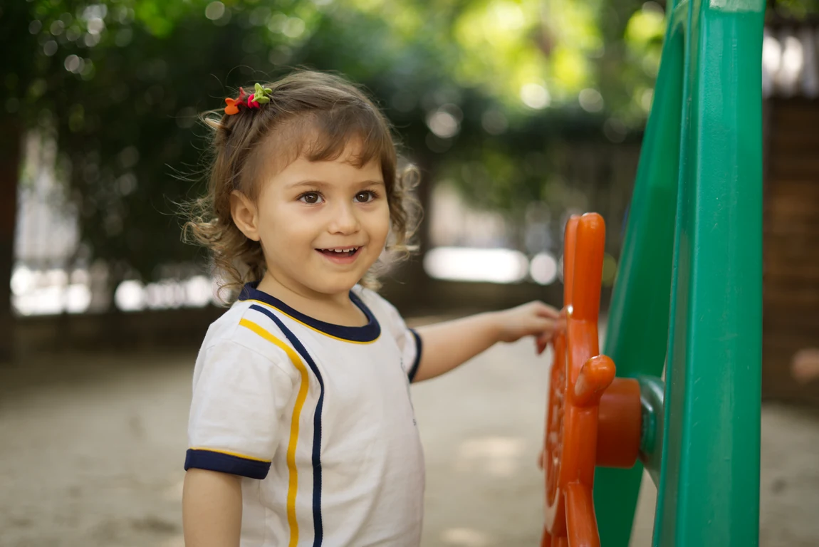 Criança da Educação Infantil do C7S em atividade ao ar livre