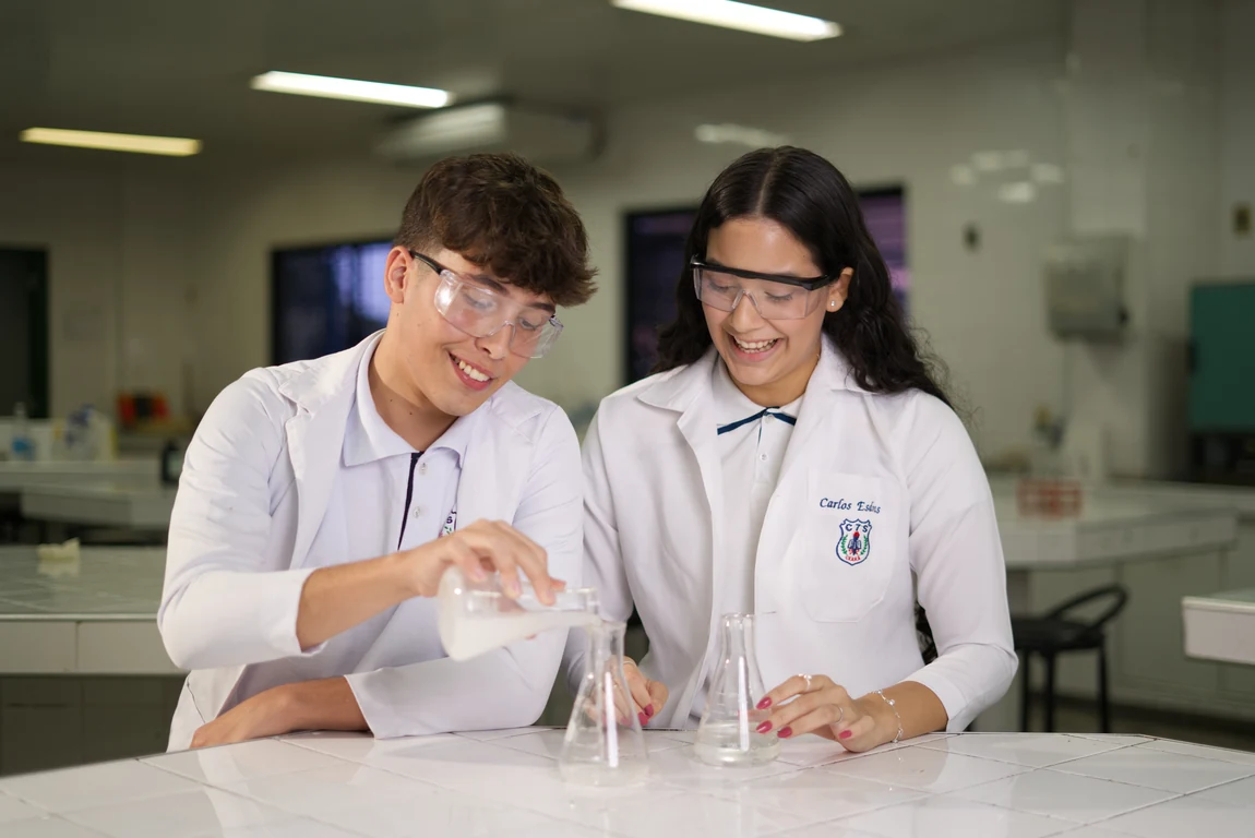 Aluno do Ensino Médio do C7S em atividade acadêmica