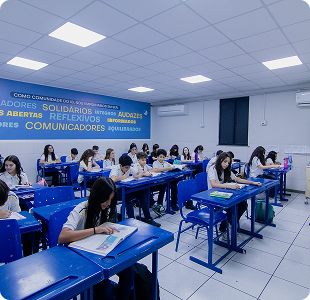 Sala de aula do Ensino Fundamental com carteiras azuis e mural de valores
