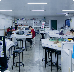 Laboratório do C7S com bancadas e equipamentos