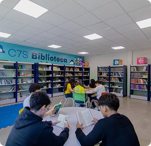 Biblioteca do C7S com alunos estudando