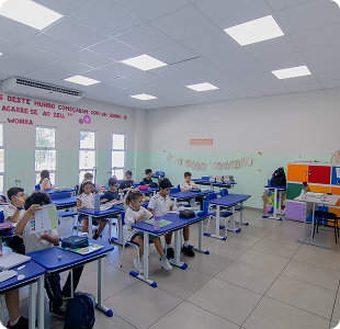 Sala de aula dos Anos Iniciais com alunos em atividade
