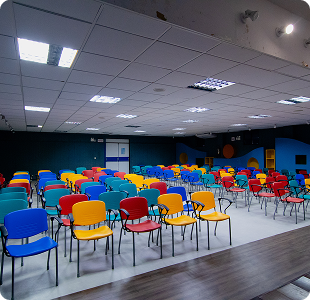 Auditório da Educação Infantil com cadeiras coloridas