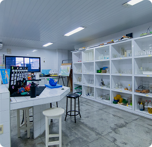 Laboratório de ciências do C7S com bancadas e vidrarias