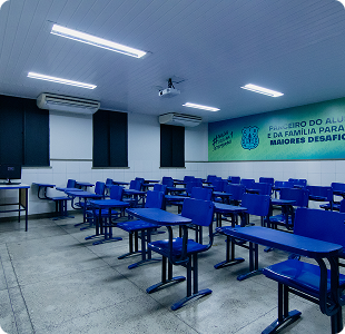 Sala de aula preparada para simulados e estudo